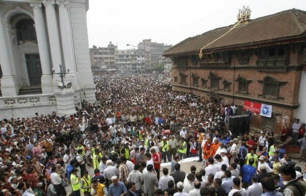 General people gather at Basantpur to protest the Maoist's general strike in Kathmandu May 7, 2010. Local residents in several places around the country have started protesting against the Maoist call for indefinite general strike. Nepal entered the 6th day of an indefinite general strike called by the Maoist in a bid to secure power. REUTERS/Gopal Chitrakar (NEPAL - Tags: POLITICS CIVIL UNREST)