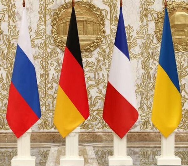 epa04614348 Flags of Belarus, Russia, Germany, France and Ukraine ahead of a summit of leaders of France, Germany, Russia and Ukraine in Minsk, Belarus, 11 February 2015. Ukrainian President Petro Poroshenko warned that he might introduce martial law in Ukraine if a summit in Minsk does not bring peace. EPA/TATYANA ZENKOVICH