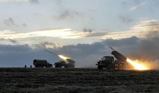 Ukrainian servicemen launch Grad rockets towards pro-Russian separatist forces outside Debaltseve, eastern Ukraine February 8, 2015. Nine Ukrainian soldiers have been killed and 26 wounded in fighting with Russian-backed separatists in Ukraine's eastern regions in the past 24 hours, a Kiev military spokesman said on Monday. Ukraine's military say fighting has been particularly intense around the town of Debaltseve, a major rail and road junction northeast of the city of Donetsk. Regional police chief Vyacheslav Abroskin said seven civilians had been killed by shelling in Debaltseve and another frontline town of Avdiivka on Sunday. Picture taken February 8, 2015. REUTERS/Alexei Chernyshev (UKRAINE - Tags: POLITICS CIVIL UNREST CONFLICT)