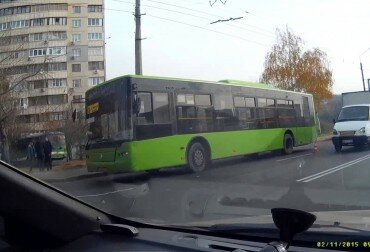В Харькове троллейбус въехал во двор