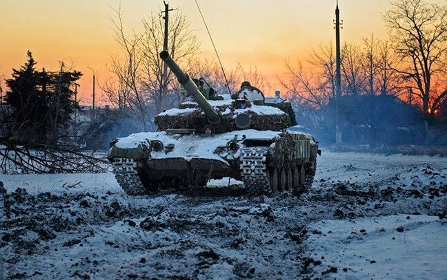 epa04544465 A picture made available 01 January 2015 shows tanks of the Ukrainian army moving near Peski village, Donetsk area, Ukraine, 31 December 2014, few hours before the 2015 celebrations. Ukrainian President Poroshenko on 29 December had signed a law that cancels Ukraine's non-aligned status and promised to initiate reform allowing Ukraine to comply with NATO standards as well as to hold a referendum on joining the alliance, a step opposed by Russia. EPA/OLGA IVASHCHENKO