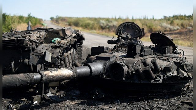 A destroyed tank is seen on the road to Ilovaisk, 50 kms east of Donetsk on September 3, 2014. Beleaguered Ukrainian President Petro Poroshenko announced that he and his Russian counterpart Vladimir Putin had agreed a surprise truce in Ukraine's four-month war with pro-Moscow rebels. But the Kremlin immediately denied any formal agreement and stressed that Russia played no role in the conflict despite Western claims that it has orchestrated the insurgency tearing apart the ex-Soviet state. AFP PHOTO/ FRANCISCO LEONG