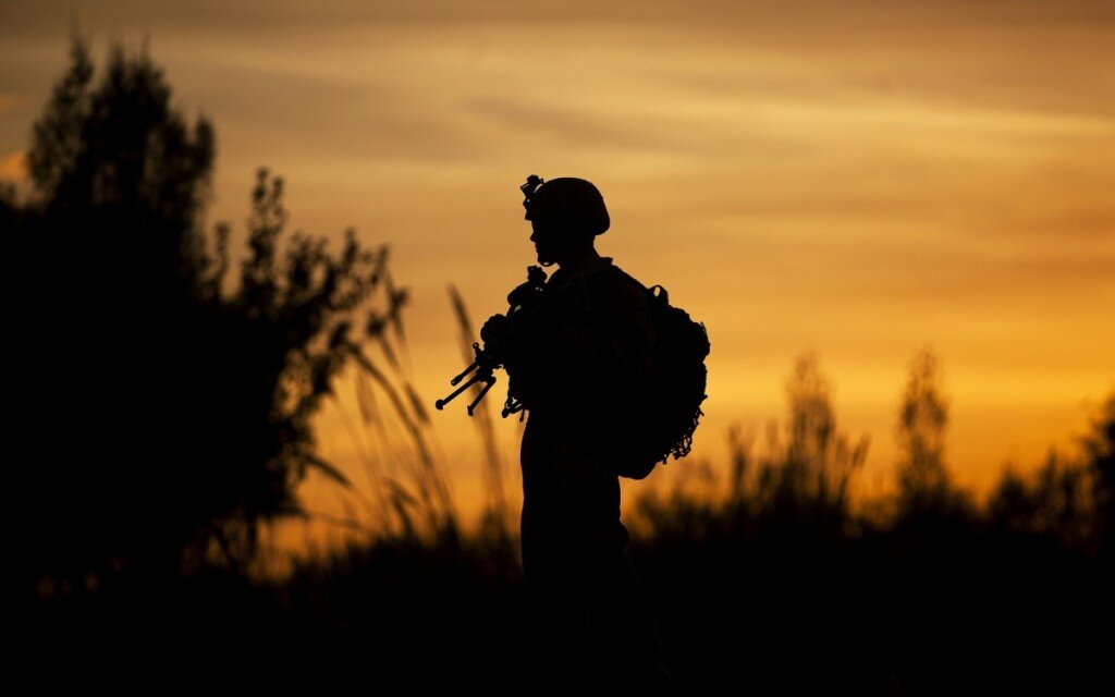 Men_The_silhouette_of_a_soldier_086607_