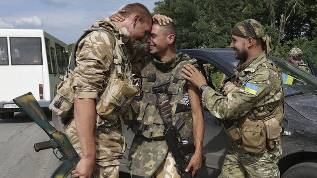 epa04307805 An Ukrainian soldier greets his friend at the Ukrainian forces checkpoint near Slaviansk, Ukraine, 09 July 2014. Ukraine insisted that there would be no ceasefire or negotiations before the pro-Russian separatists in the country's east give up their arms. Ukrainian government forces expanded their control in the Donetsk region over the weekend after rebels retreated from their strongholds Slaviansk and Kramatorsk to the city of Donetsk. EPA/ANASTASIA VLASOVA