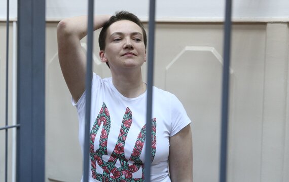 MOSCOW, RUSSIA. NOVEMBER 11, 2014. Ukrainian Army officer, pilot Nadiya (Nadezhda) Savchenko seen in a cage during a hearing into her complaint against the Court's order for her forensic psychiatric examination at Moscow's Basmanny District Court. Savchenko is charged with complicity in the June 17 killing of Russian journalists Igor Kornelyuk and Anton Voloshin in eastern Ukraine. Artyom Korotayev/TASS Ðîññèÿ. Ìîñêâà. 11 íîÿáðÿ. Óêðàèíñêàÿ ëåò÷èöà Íàäåæäà Ñàâ÷åíêî, îáâèíÿåìàÿ â ïðè÷àñòíîñòè ê óáèéñòâó ðîññèéñêèõ æóðíàëèñòîâ, íà çàñåäàíèè ïî æàëîáå àäâîêàòîâ íà íàçíà÷åíèå óêðàèíñêîé ëåò÷èöå ñòàöèîíàðíîé ïñèõèàòðè÷åñêîé ýêñïåðòèçû, â Áàñìàííîì ñóäå. Àðòåì Êîðîòàåâ/ÒÀÑÑ