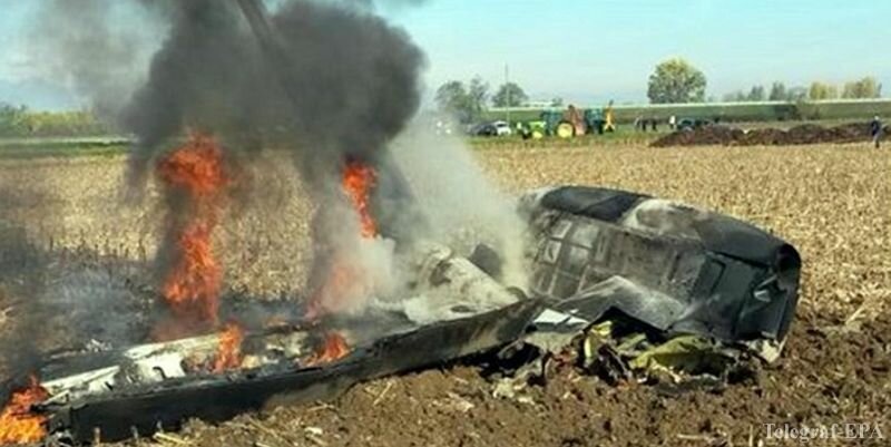 epa05003332 The wreck of the aircraft exploded mid-air and crashed to the ground in Santhia, Vercelli district, Italy, 30 October 2015. Two people are dead after an aircraft exploded mid-air and crashed to the ground between the towns of Santhià and Alice Castello in the northern province of Vercelli, emergency services said on 30 October 2015. EPA/ROBERTO MAGGIO